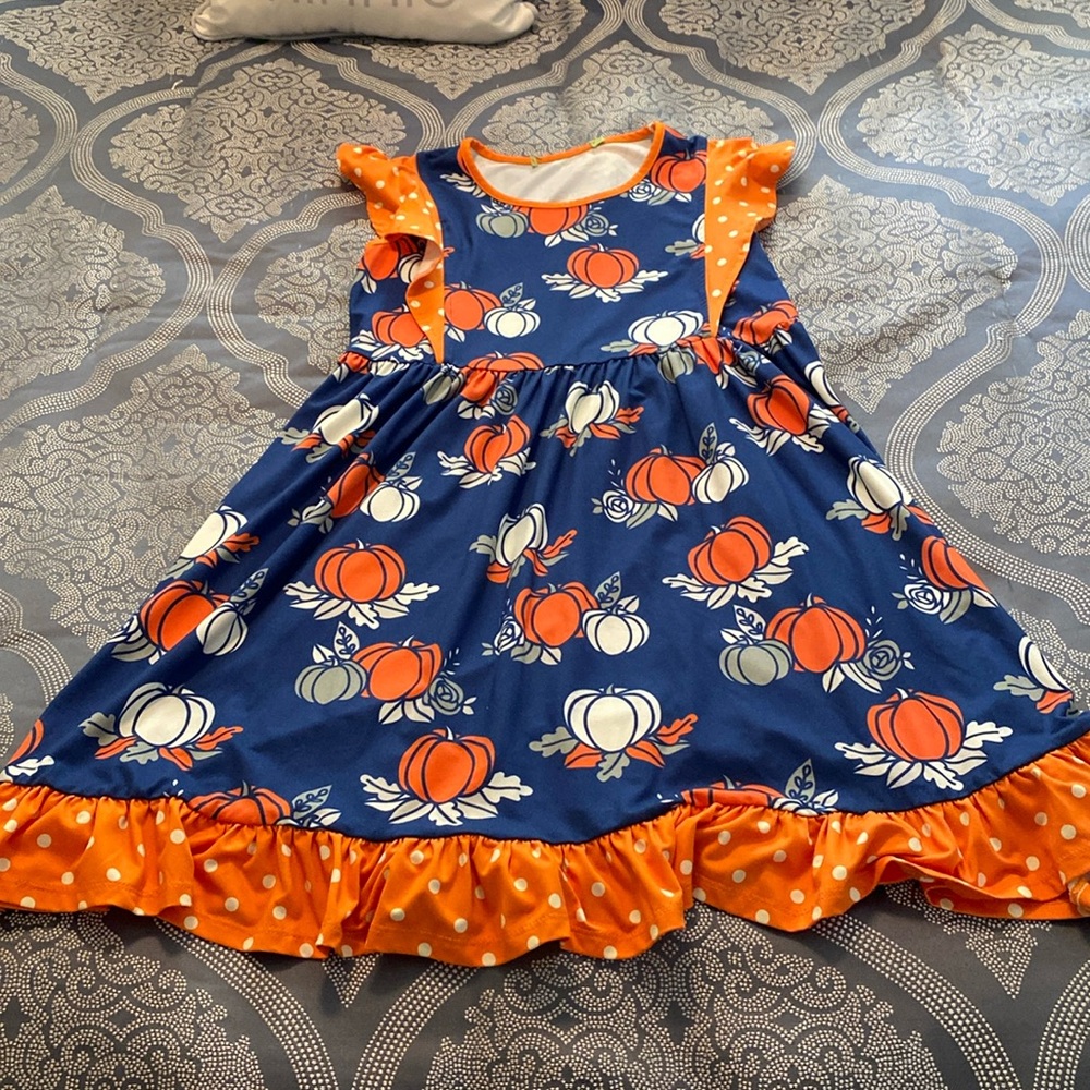 Good Condition Blue background with Pumpkins and polka dot trim orange and white